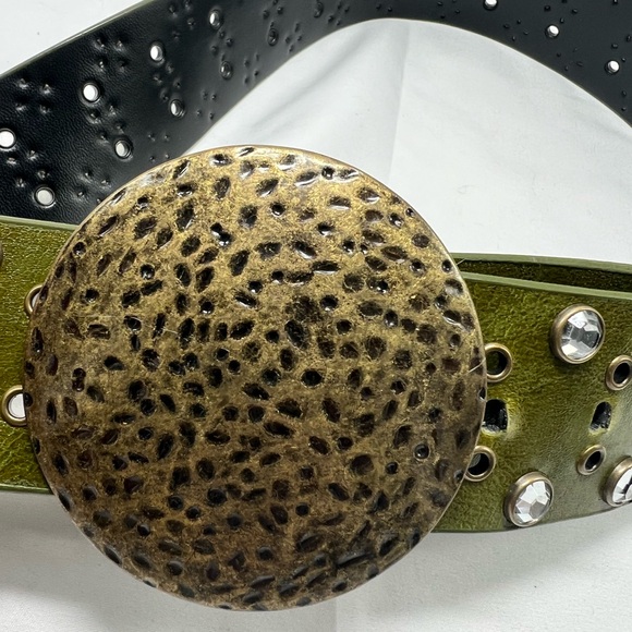 Vintage green leather belt and brass tone hammered like buckle - Picture 3 of 6